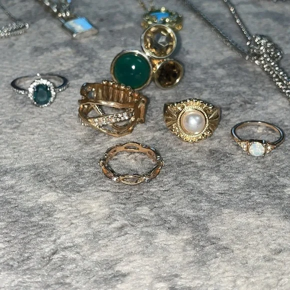 Bulk Lot of Mixed Fashion Costume Jewelry Necklaces Rings Bracelets Earrings - Picture 5 of 11